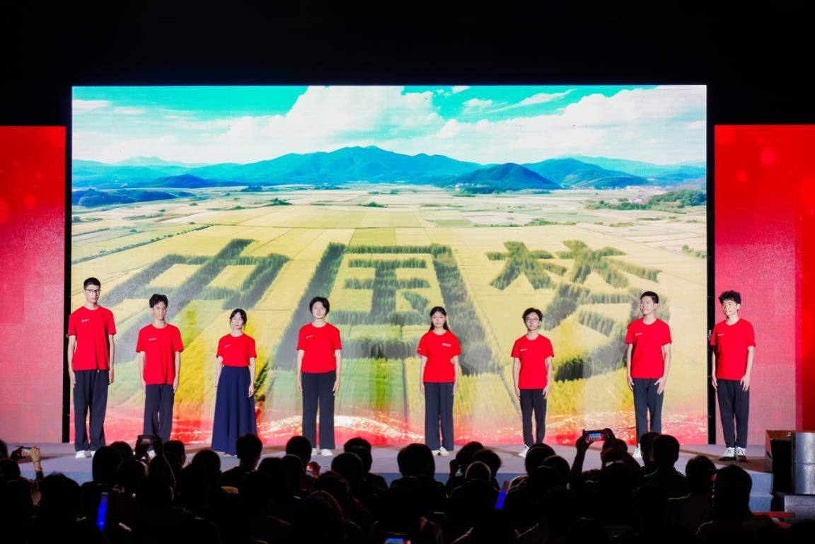 北京大学举行2026年“未名映秋月，博雅颂家国”国庆中秋晚会16.jpg