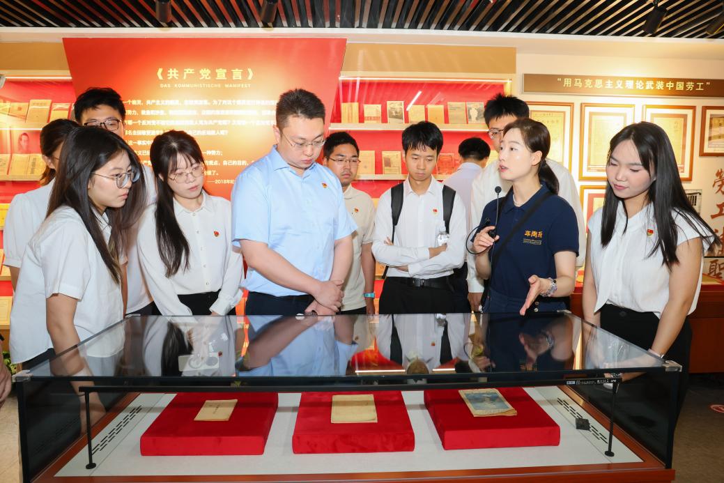 “踏红楼肇始荣光路 立燕园为民政绩心”——校领导班子和师生代表赴北大红楼参观学习2.jpg “踏红楼肇始荣光路 立燕园为民政绩心”——校领导班子和师生代表赴北大红楼参观学习2.jpg