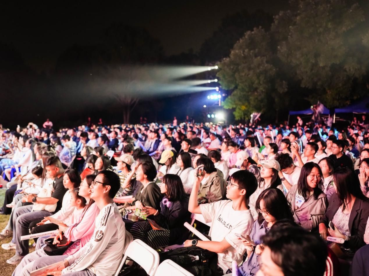 北京大学举行2026年“未名映秋月，博雅颂家国”国庆中秋晚会2.jpg